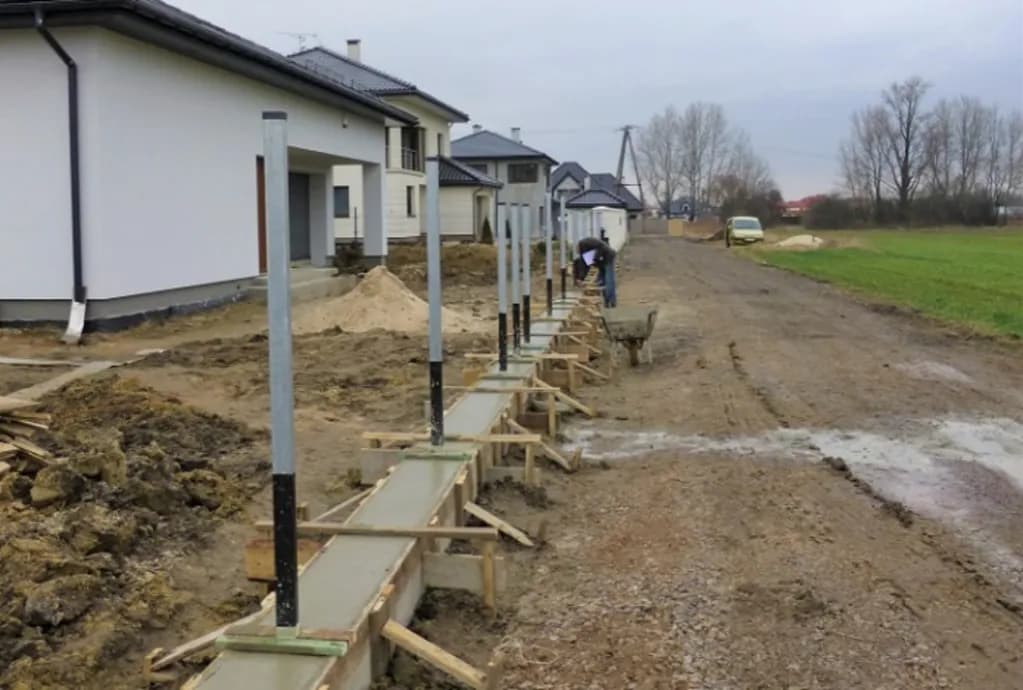 Czy można zostawić odkryte fundamenty na zimę? Oto ryzyka i zabezpieczenia Czy można zostawić odkryte fundamenty na zimę? Oto ryzyka i zabezpieczenia