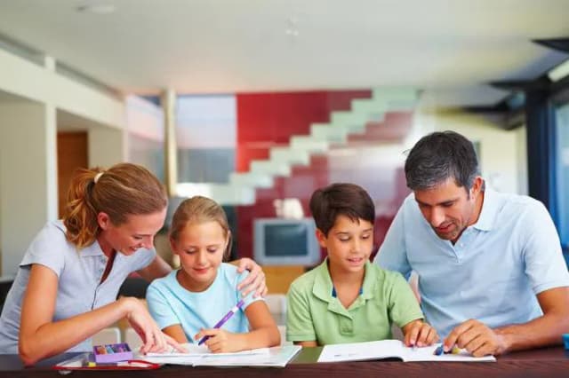 Nauczanie domowe co to jest? Poznaj wady i zalety tej formy edukacji Nauczanie domowe co to jest? Poznaj wady i zalety tej formy edukacji